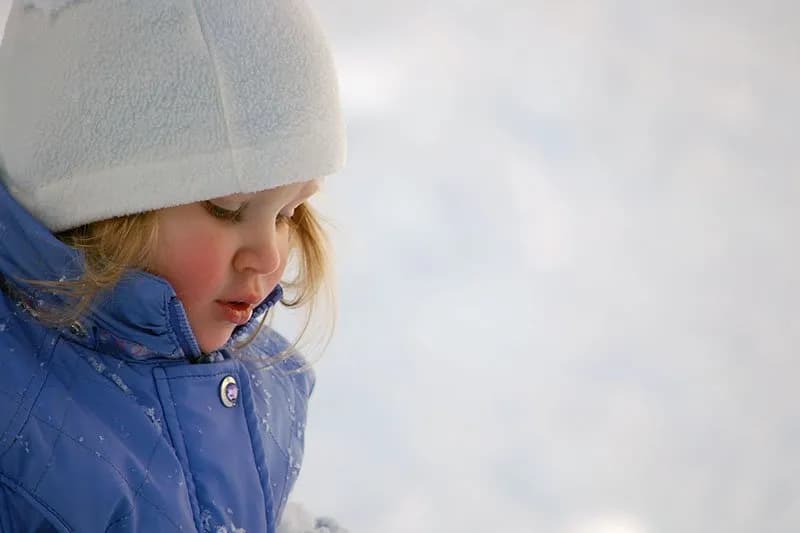 Spacer z dzieckiem zimą do jakiej temperatury? Bezpieczne granice Spacer z dzieckiem zimą do jakiej temperatury? Bezpieczne granice