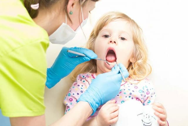 Kiedy pierwsza wizyta u dentysty z dzieckiem, aby uniknąć lęku i problemów Kiedy pierwsza wizyta u dentysty z dzieckiem, aby uniknąć lęku i problemów