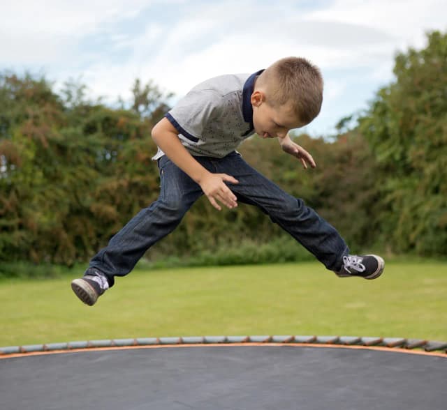 Czy trampolina jest zdrowa dla dziecka? Sprawdź zagrożenia i korzyści Czy trampolina jest zdrowa dla dziecka? Sprawdź zagrożenia i korzyści