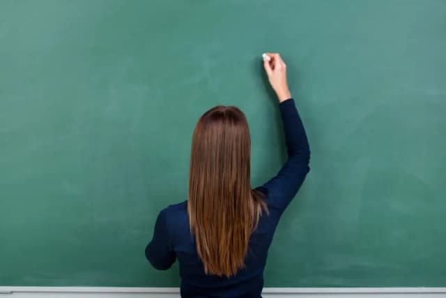 Ile godzin pracuje nauczyciel w przedszkolu? Zaskakujące fakty o etacie Ile godzin pracuje nauczyciel w przedszkolu? Zaskakujące fakty o etacie